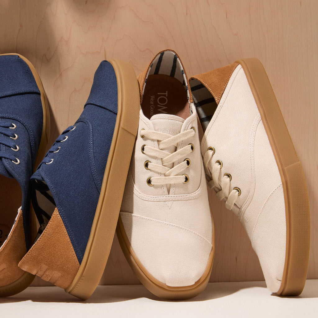 Laydown image of the white and navy Cordones Plus