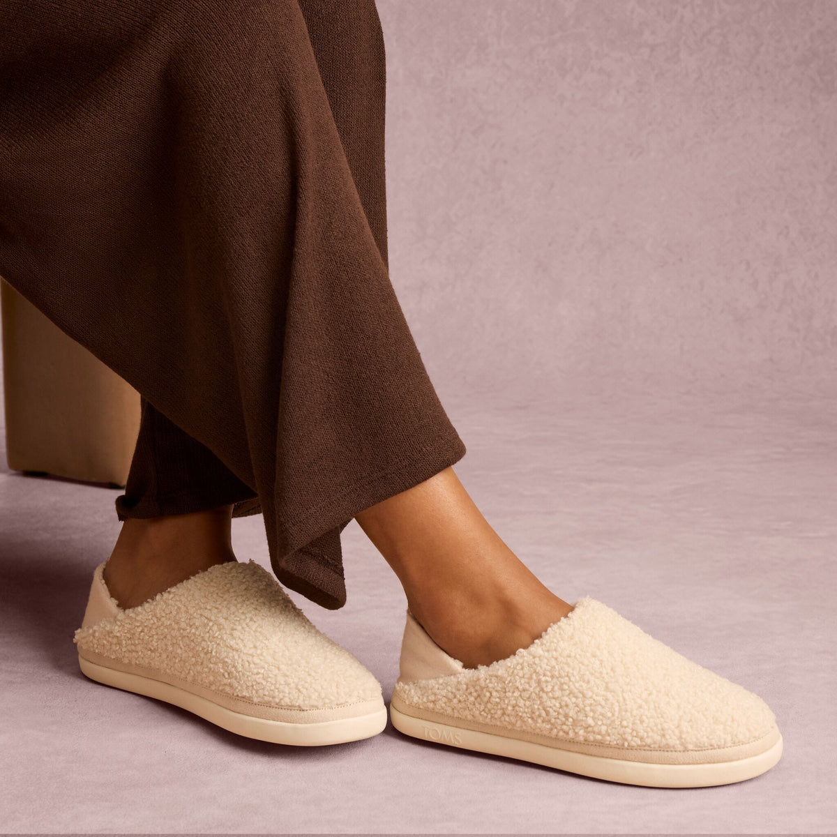 On model image of the Womens Ezra Convertible Slipper Natural Faux Shearling