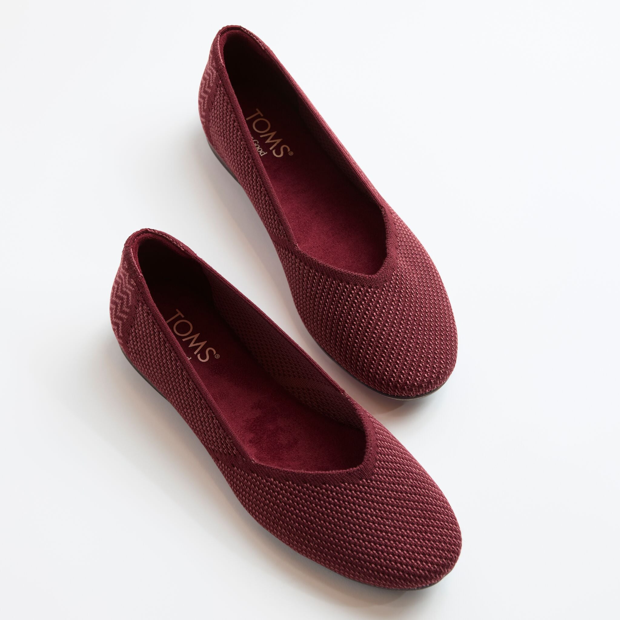 Laydown image of the burgundy knit Gemma flat