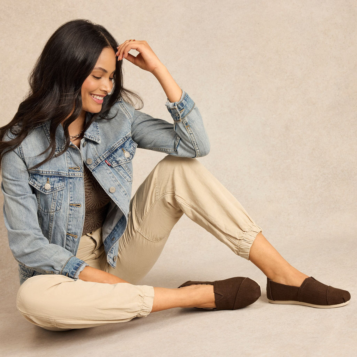 On model image of the hot cocoa heritage canvas Alpargata