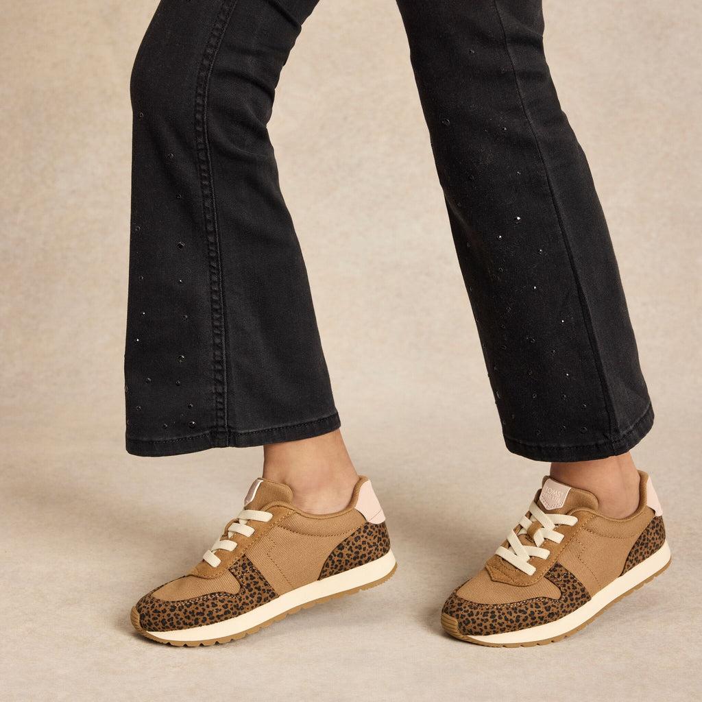 On model image of the Youth leopard TRVL Lite Retro